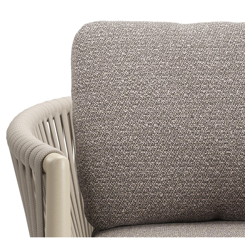 Organo tuinstoel in beige aluminium en beige verticaal geweven luxe vlakke rope met zitkussen in All Weather Sunbrella® Luxe Wander Granite