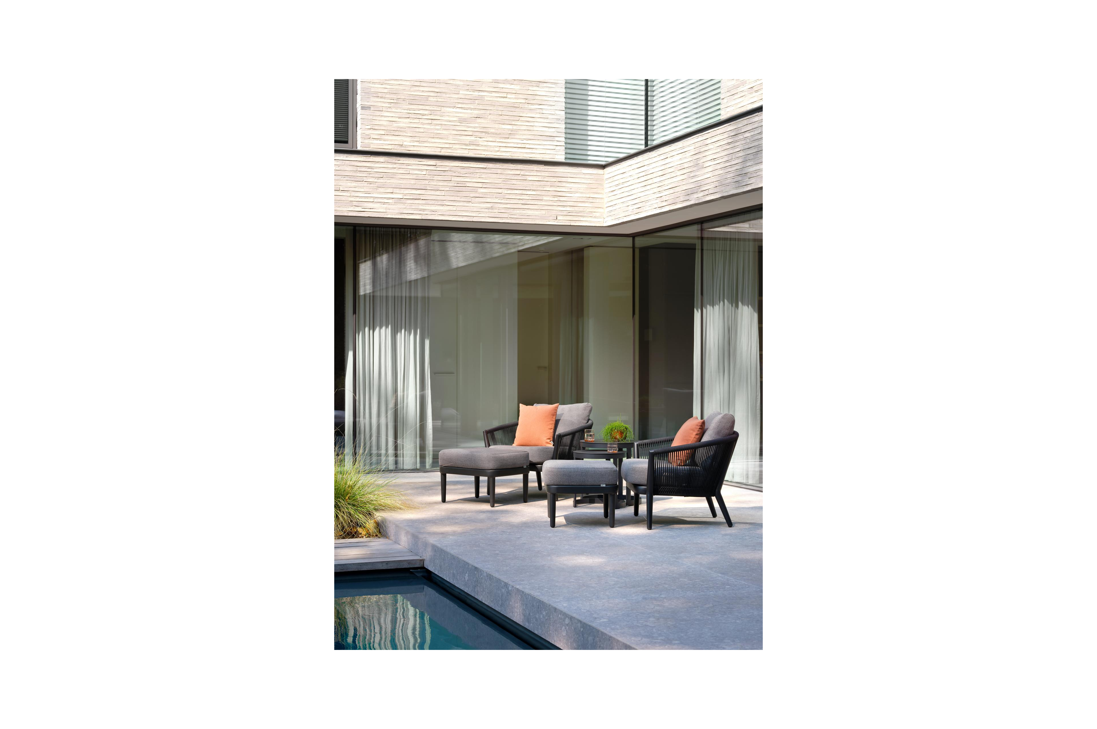 Enna bijzettafels in zwart aluminium - tafel 1: Dia. 44 x H 46 cm, tafel 2: Dia. 52 x H 52 cm