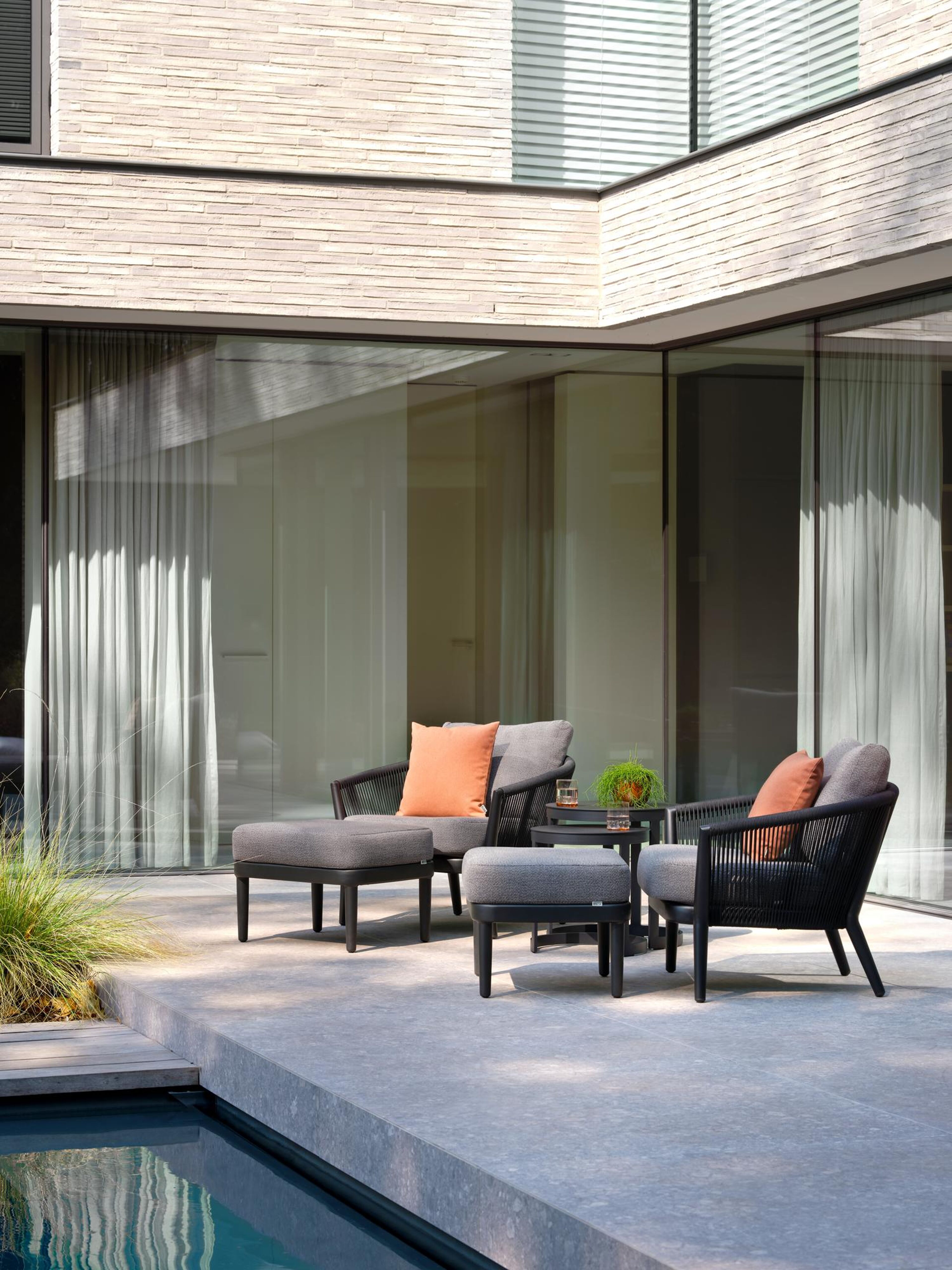 Tables d'appoint Enna en aluminium noir - table 1: Dia. 44 x H 46 cm, table 2: Dia. 52 x H 52 cm