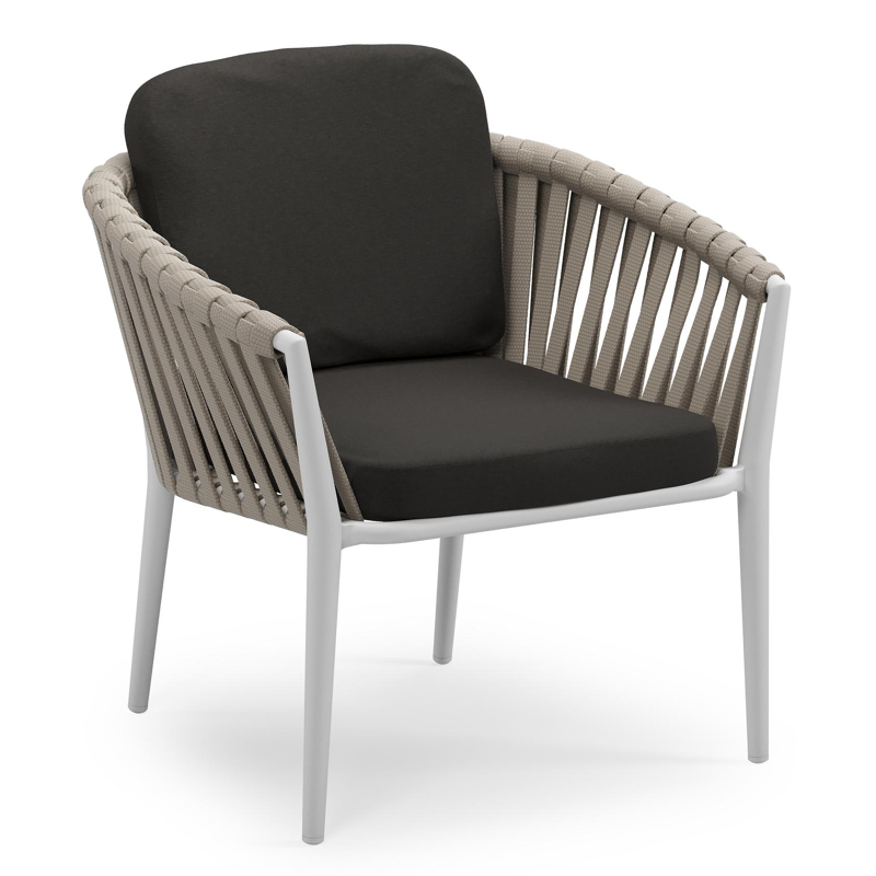 Orso low dining tuinstoel in wit aluminium en beige verticaal geweven luxe vlakke brede rope met stoelkussen in All Weather Sunbrella® Luxe Heritage Char