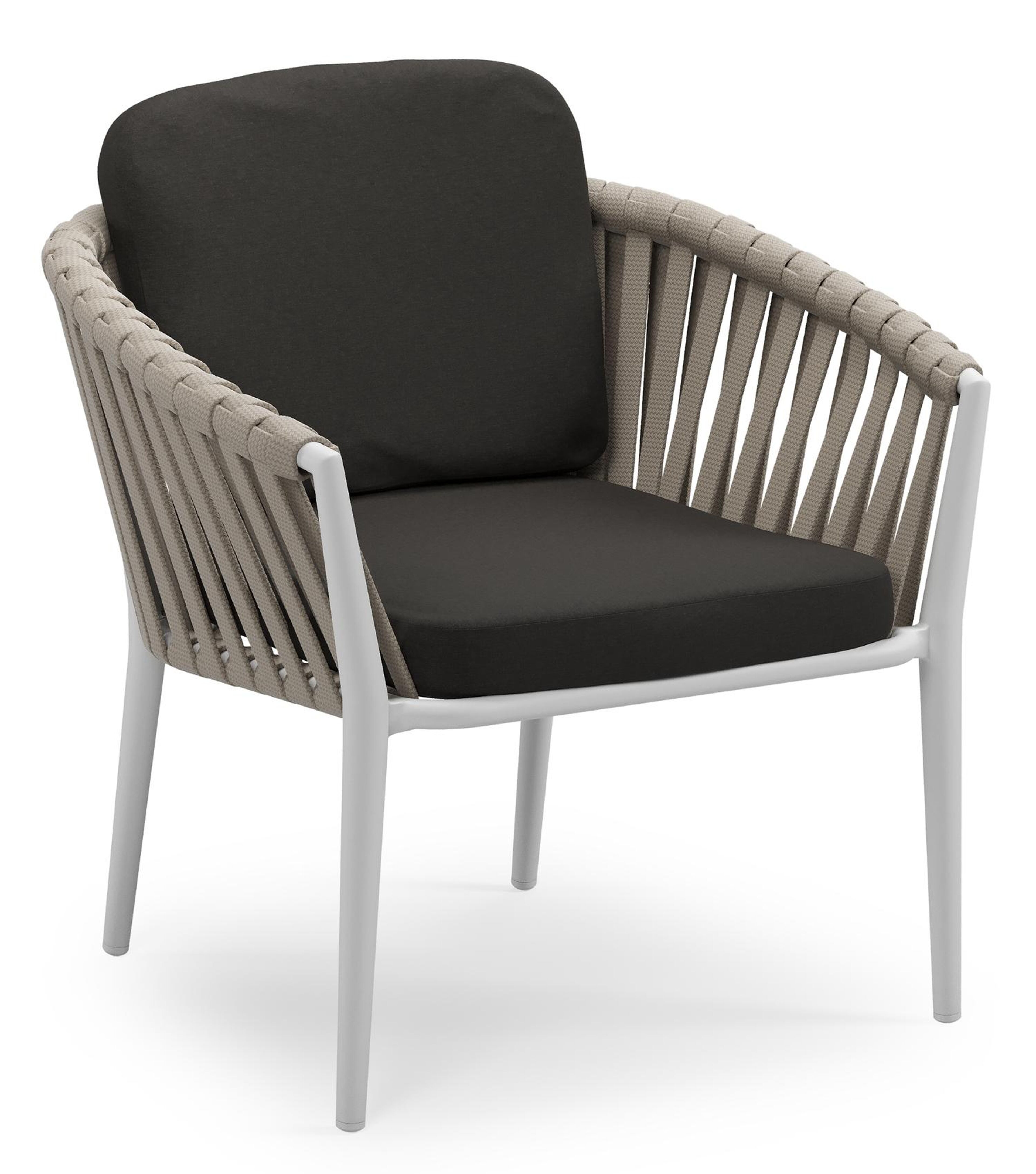 Orso low dining tuinstoel in wit aluminium en beige verticaal geweven luxe vlakke brede rope met stoelkussen in All Weather Sunbrella® Luxe Heritage Char