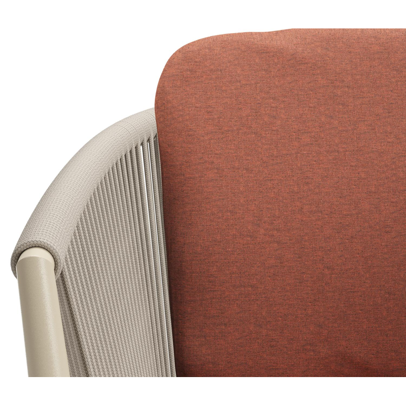 Orso tuinstoel in beige aluminium en beige verticaal geweven ronde rope met luxe zitkussen in All Weather Sunbrella® Luxe Heritage Rust
