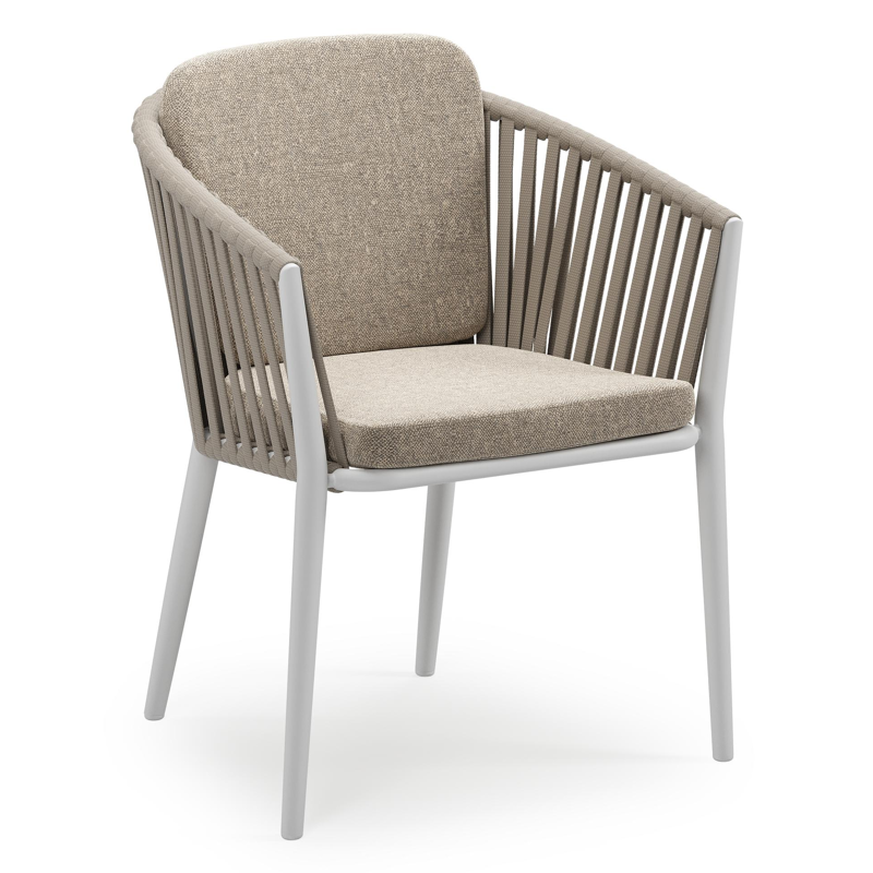 Chaise de jardin empilable Orso en aluminium blanc et corde large plate de luxe tissée verticalement beige avec coussin en All Weather Sunbrella® Luxe Chartres Pewter