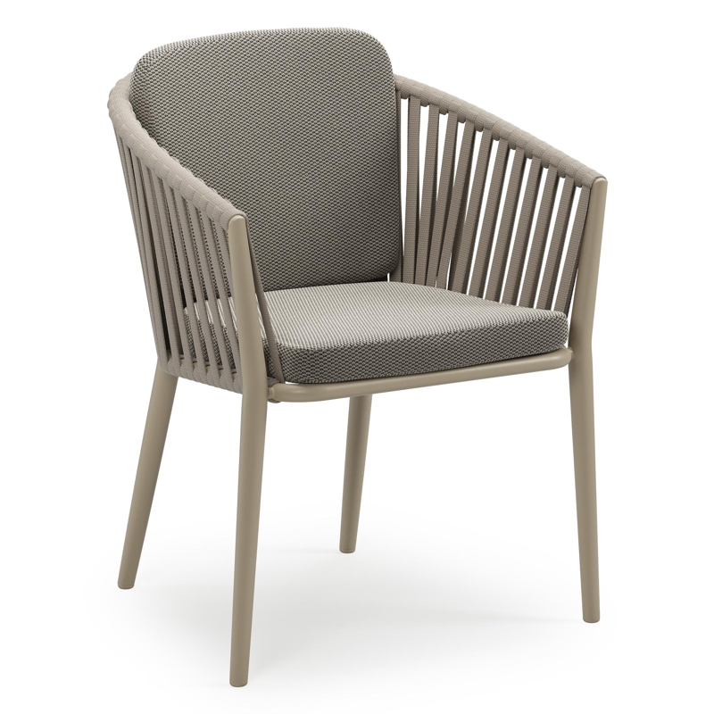 Orso stapelbare tuinstoel in beige aluminium en beige verticaal geweven luxe vlakke brede rope met stoelkussen in All Weather Sunbrella® Luxe Lopi Charcoal