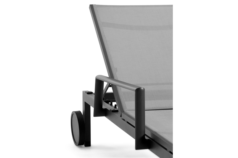 Caravelle verstelbaar ligbed in zwart aluminium met grijs textilene met armleuning