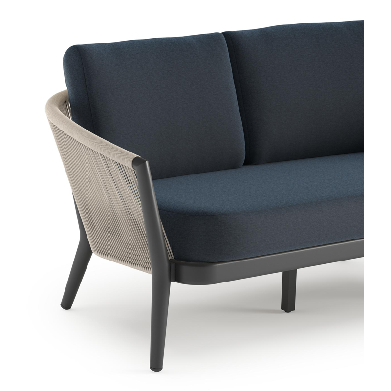 Canapé de jardin Orso en aluminium noir en corde ronde tissée verticalement beige et coussins en all weather sunbrella® luxe Heritage Indigo