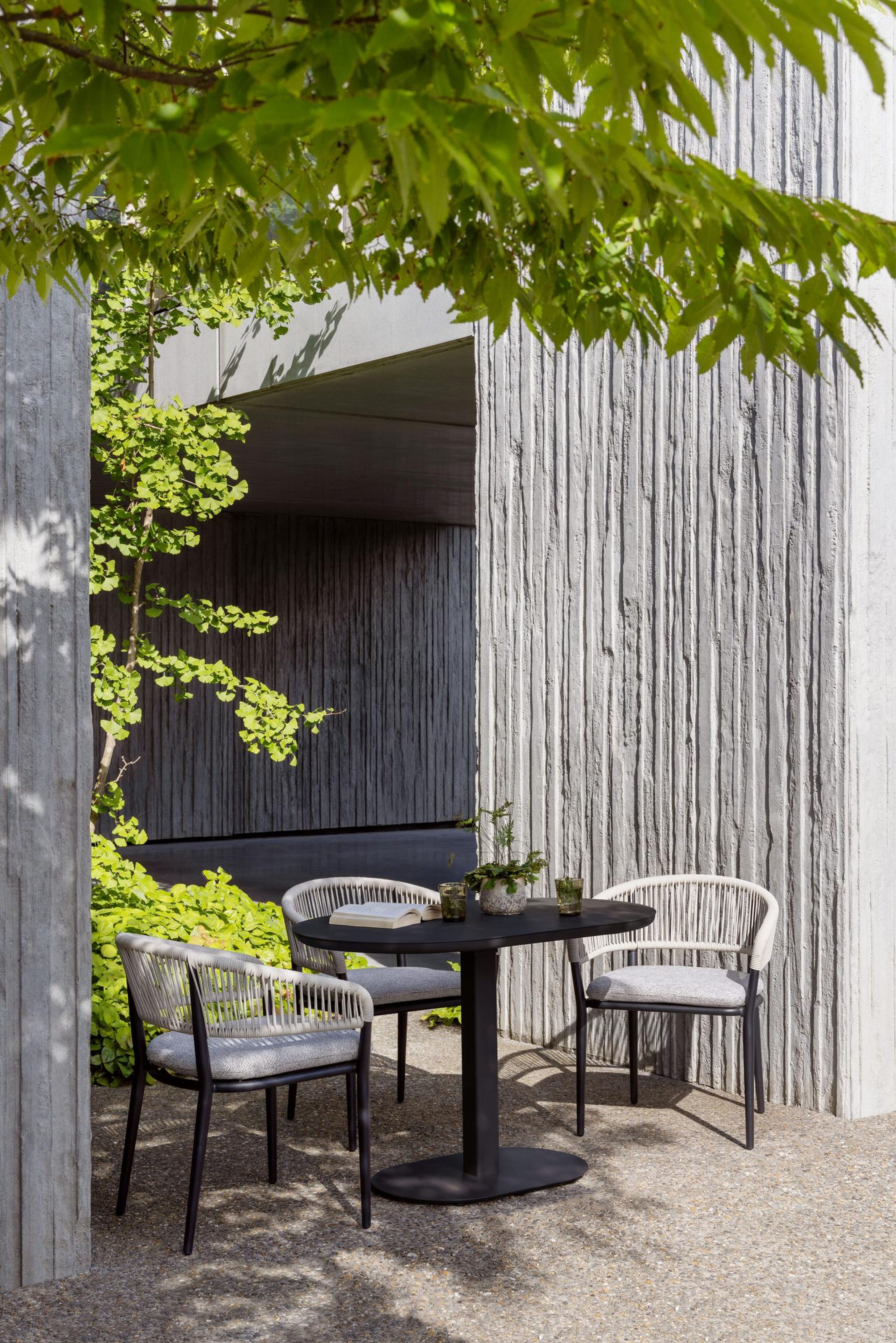 Table de jardin inclinable Teramo bombo e en aluminium noir - Lg. 110 x Lrg. 70 x Haut. 74 cm