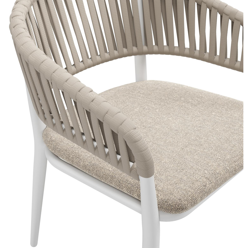 Tolfa stapelbare tuinstoel in wit aluminium en beige verticaal geweven luxe vlakke brede rope met stoelkussen in All Weather Sunbrella® Luxe Chartres Pewter