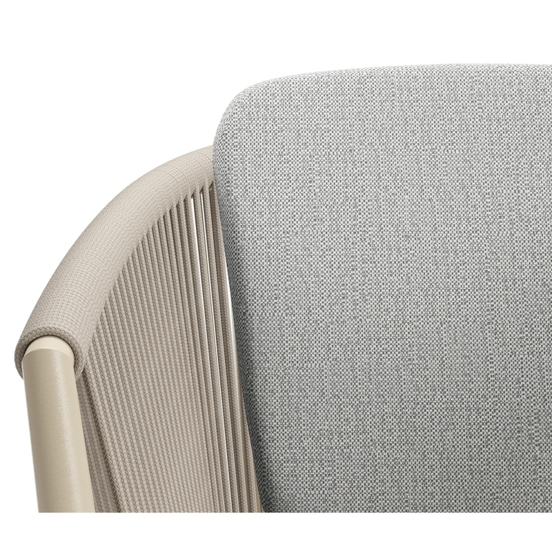 Orso tuinstoel in beige aluminium en beige verticaal geweven ronde rope met zitkussen in All Weather Sunbrella® Luxe Savane Nimbus