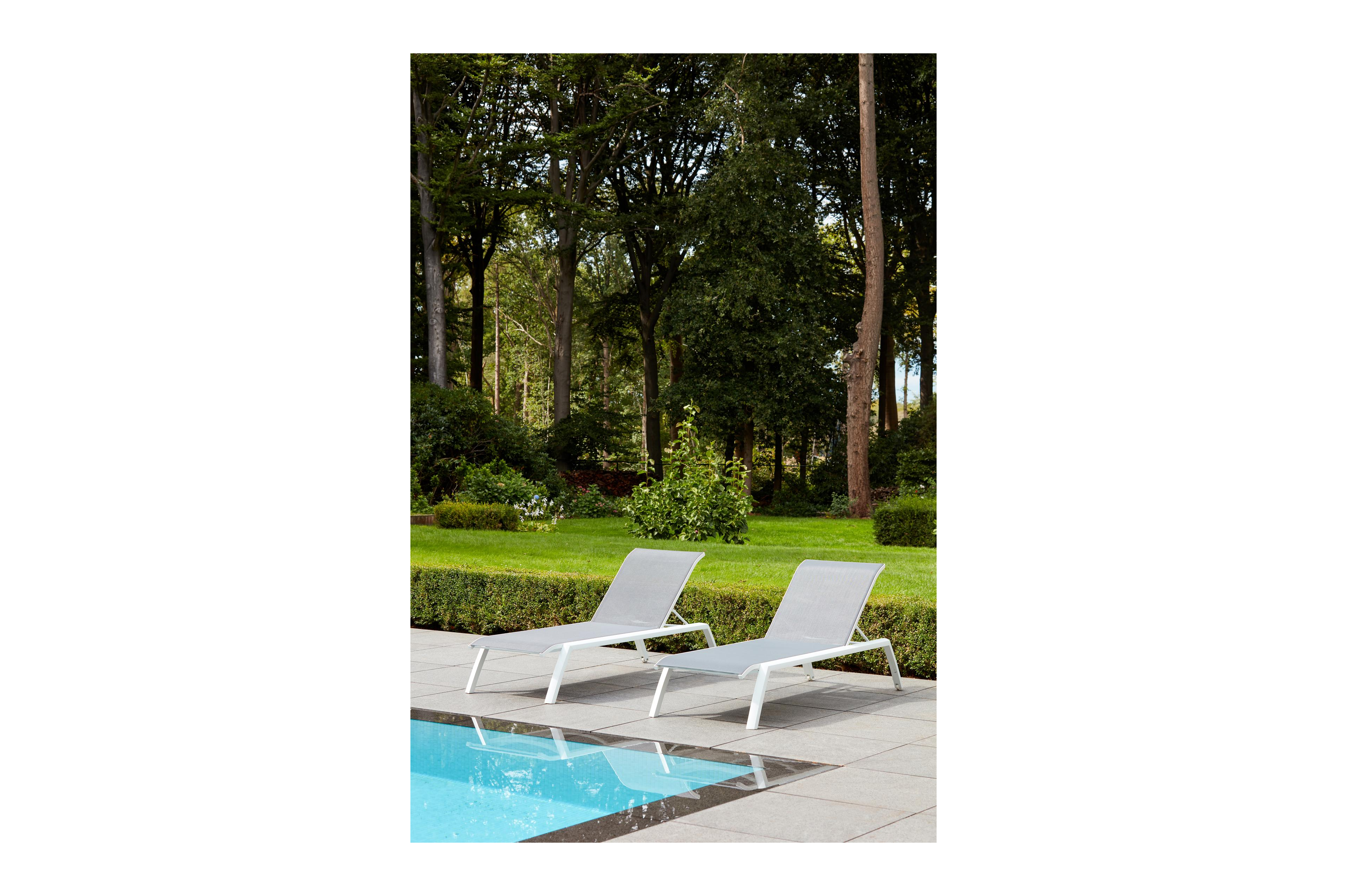 Set van 2 verstelbare Bari ligbedden in wit aluminium en grijs textileen