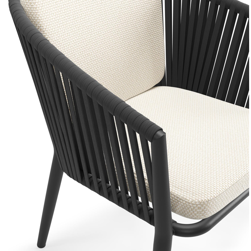 Orso tuinstoel in zwart aluminium en zwart verticaal geweven vlakke rope met zitkussen in All Weather Cosytica Althea Off White