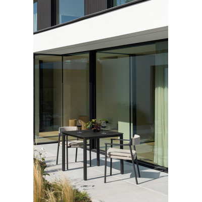 Fiordo tuinstoel in zwart aluminium en beige vierkant geweven ronde rope 