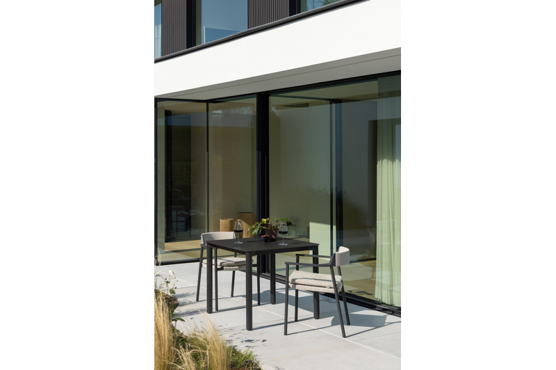 Fiordo tuinstoel in zwart aluminium en beige vierkant geweven ronde rope 