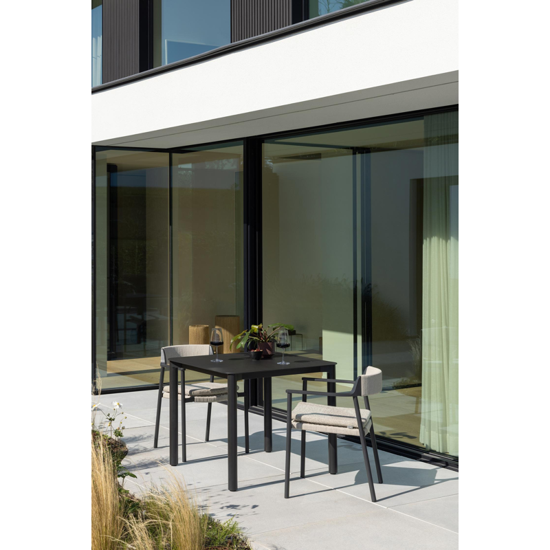 Fiordo tuinstoel in zwart aluminium en beige vierkant geweven ronde rope 