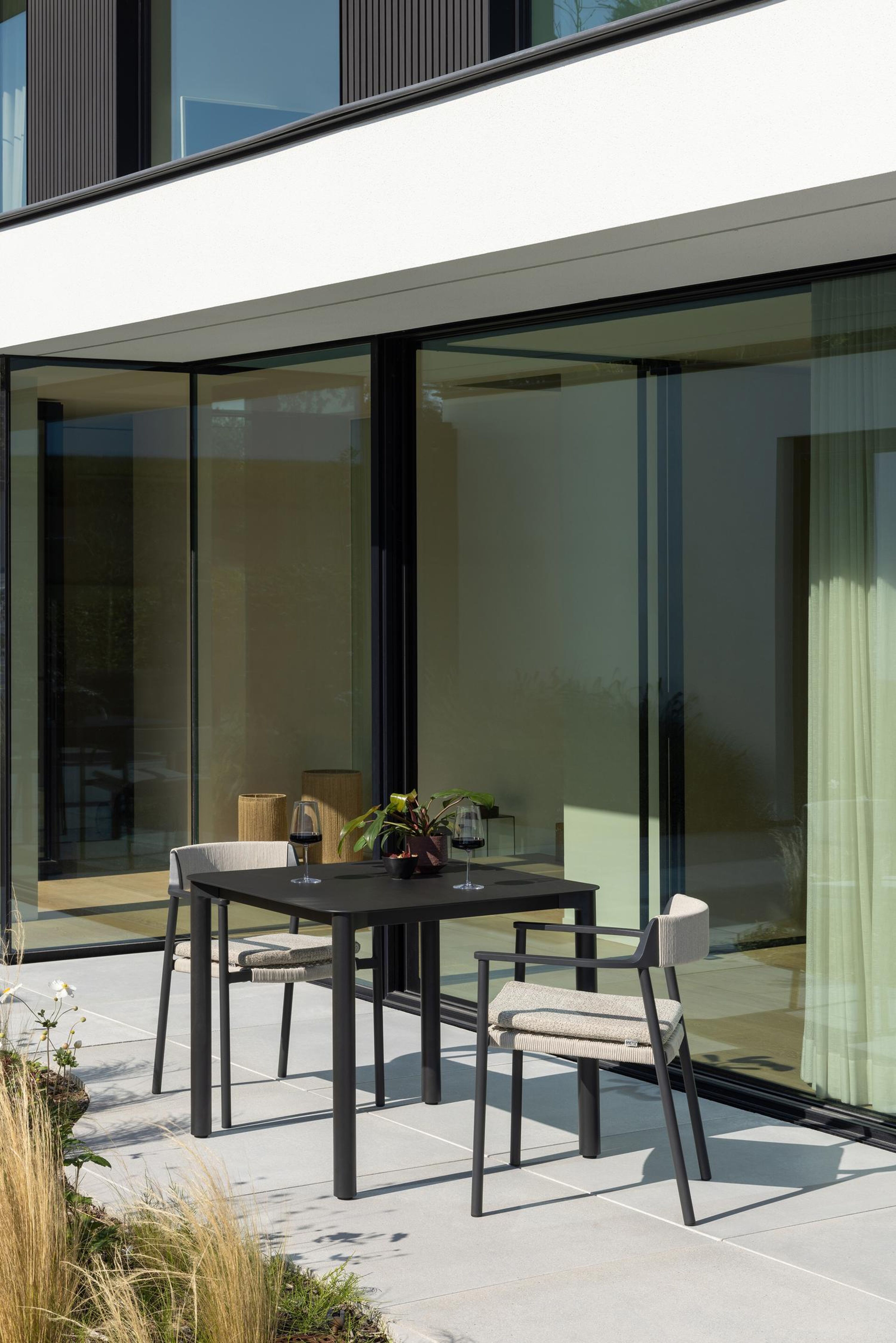 Fiordo tuinstoel in zwart aluminium en beige vierkant geweven ronde rope 