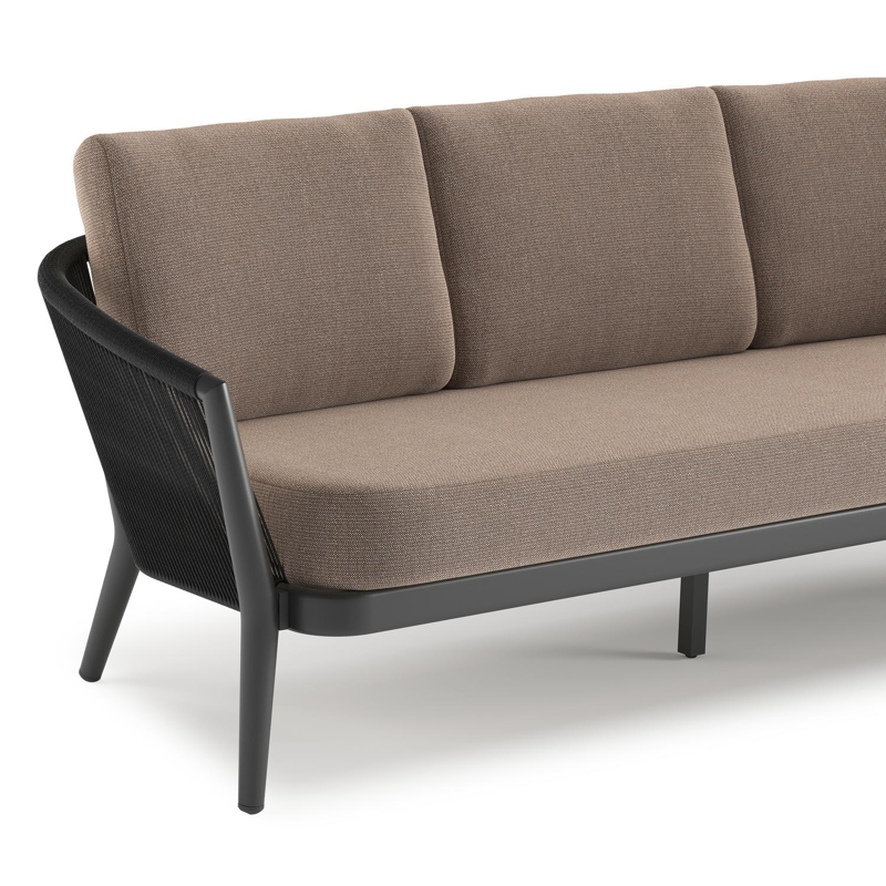 Orso loungebank in zwart aluminium en zwart verticaal geweven ronde rope met Savane Earth all weather sunbrella® luxe kussen