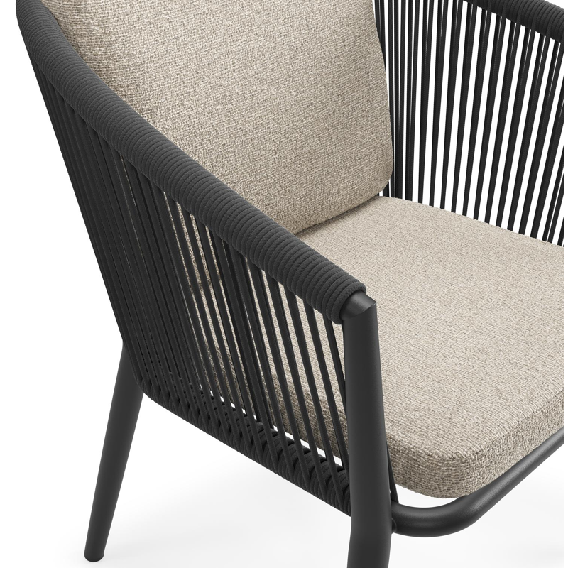 Orso tuinstoel in zwart aluminium en zwart verticaal geweven ronde rope met luxe zitkussen in All Weather Cosytica Catania Sand