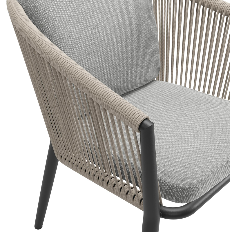 Orso tuinstoel in zwart aluminium en beige verticaal geweven ronde rope met luxe zitkussen in All Weather Sunbrella® Luxe Savane Grey