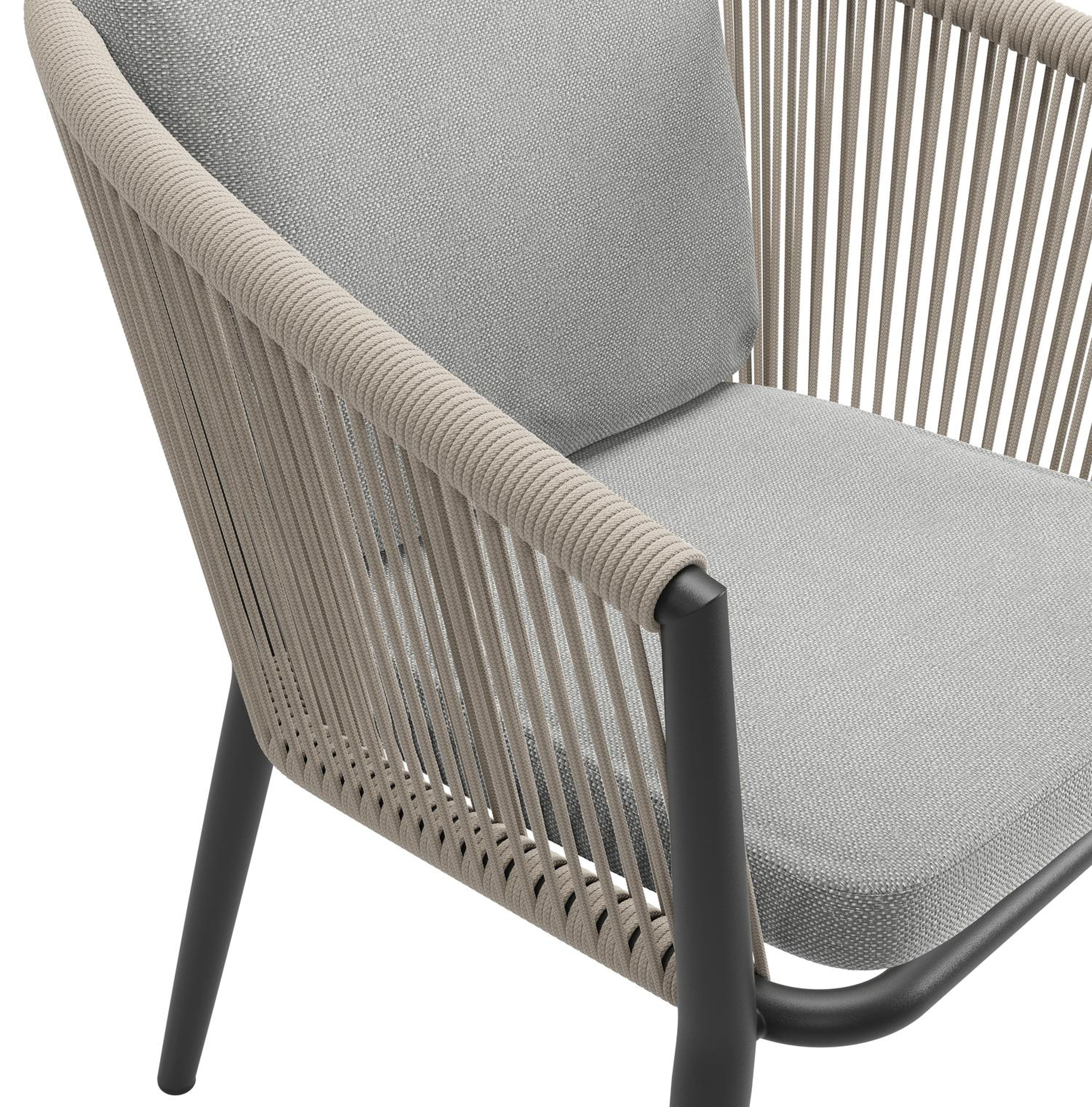 Orso tuinstoel in zwart aluminium en beige verticaal geweven ronde rope met luxe zitkussen in All Weather Sunbrella® Luxe Savane Grey