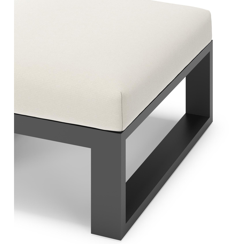 Verato poef in zwart aluminium met savane white all weather sunbrella® luxe kussen