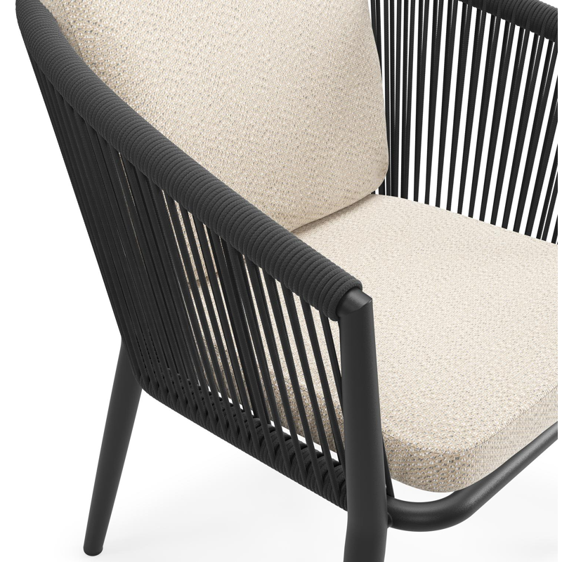Orso tuinstoel in zwart aluminium en zwart verticaal geweven ronde rope met luxe zitkussen in All Weather Sunbrella® Luxe Lopi Sand
