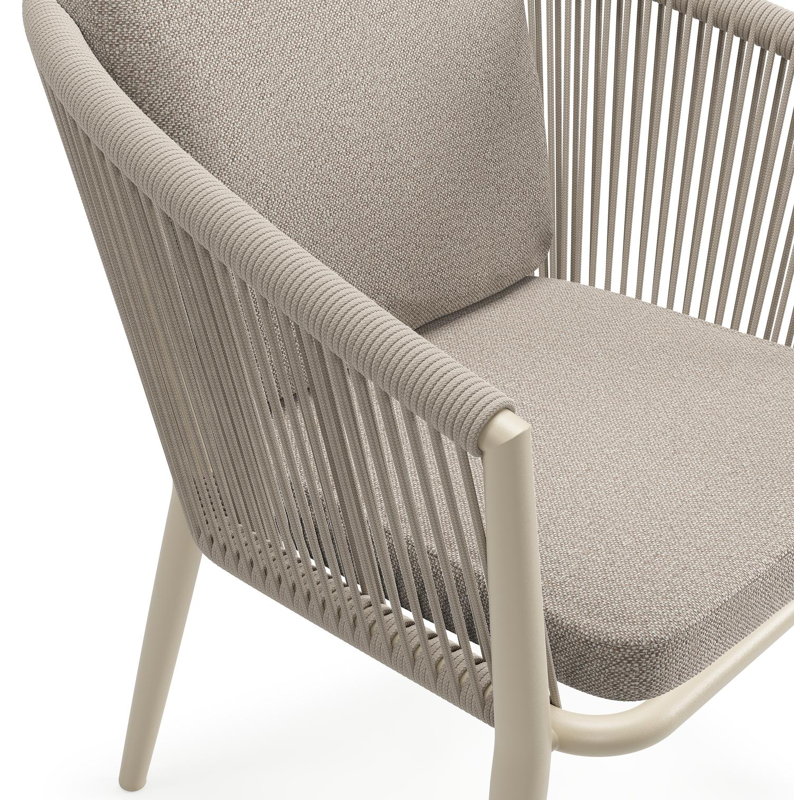 Orso tuinstoel in beige aluminium en beige verticaal geweven ronde rope met luxe zitkussen in All Weather Sunbrella® Luxe Savane Coconut