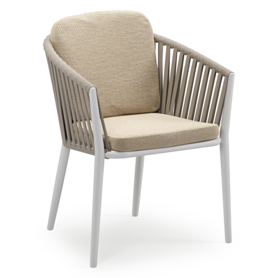 Orso stapelbare tuinstoel in wit aluminium en beige verticaal geweven luxe vlakke brede rope met stoelkussen in All Weather Cosytica Althea Camel
