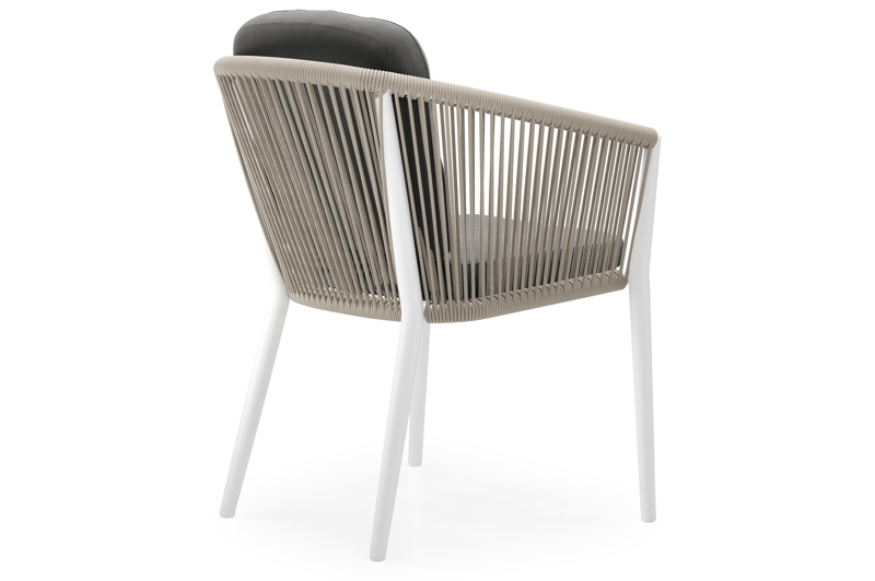 Orso tuinstoel in wit aluminium en beige verticaal geweven ronde rope met luxe zitkussen in All Weather Sunbrella® Luxe Natte Charcoal Chine