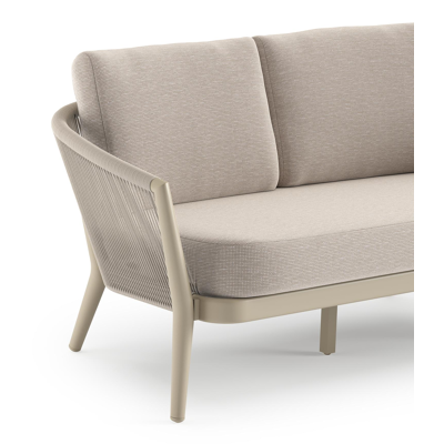 Orso loungebank in beige aluminium en beige verticaal geweven ronde rope met Slow Farafra all weather sunbrella® luxe kussen