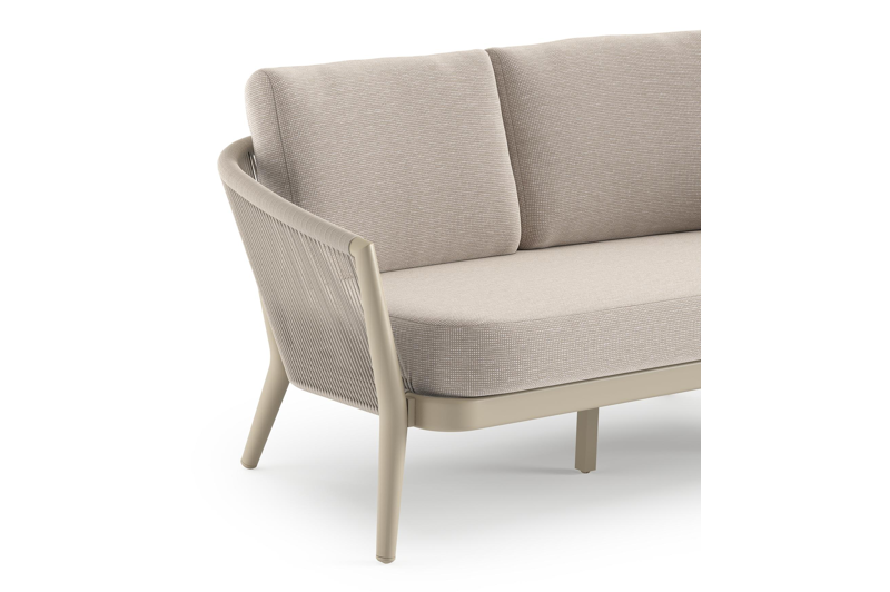 Canapé de jardin Orso en aluminium beige en corde ronde tissée verticalement beige et coussins en all weather sunbrella® luxe Slow Farafra