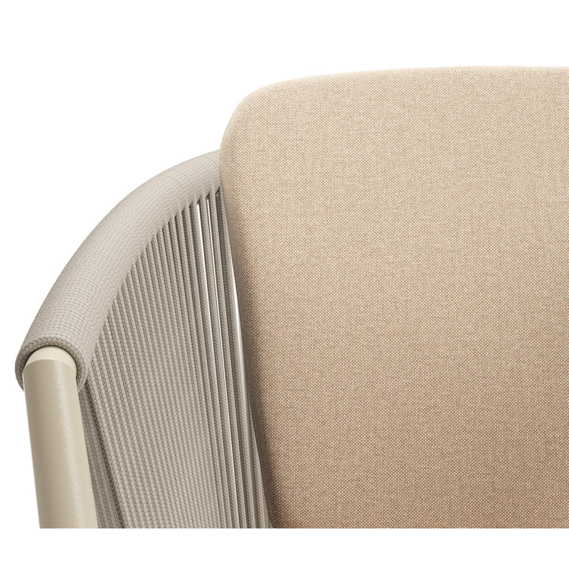 Orso tuinstoel in beige aluminium en beige verticaal geweven ronde rope met zitkussen in All Weather Sunbrella® Luxe Natte Heather Beige