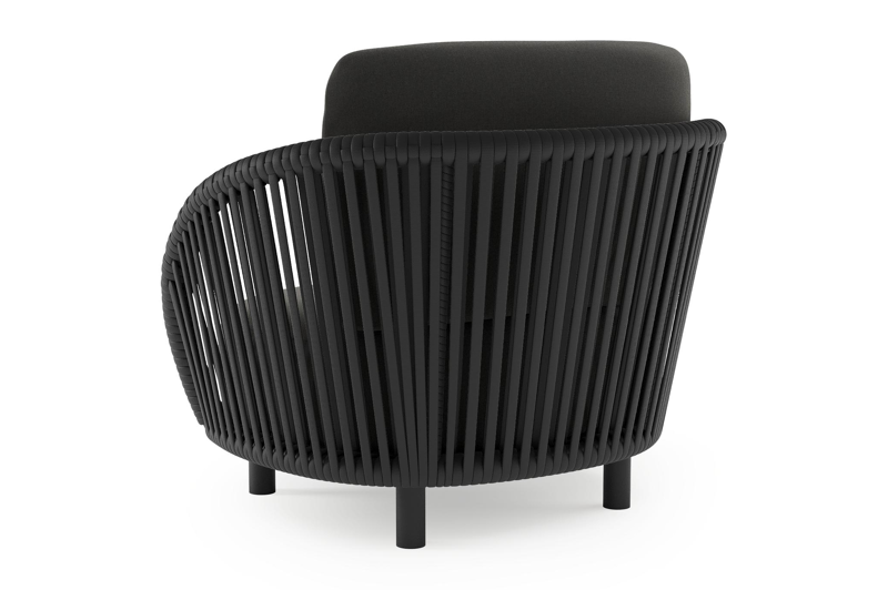 Fauteuil de jardin Lupino en aluminium noir et corde large plate de luxe tissée verticalement noir et coussins en all weather sunbrella® luxe natte sooty