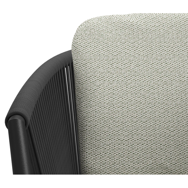 Orso tuinstoel in zwart aluminium en zwart verticaal geweven ronde rope met luxe zitkussen in All Weather Sunbrella® Luxe Lopi Bud