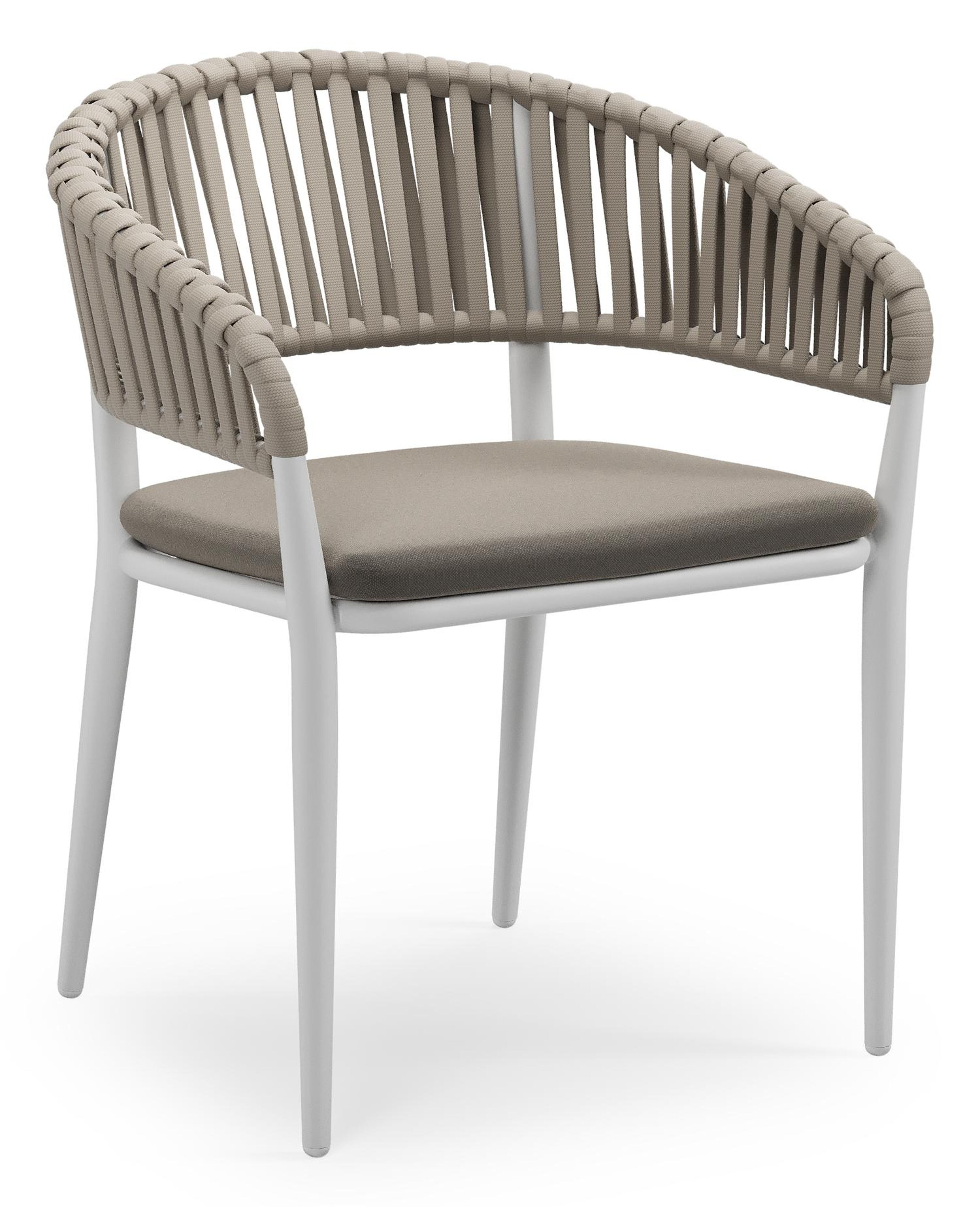 Tolfa stapelbare tuinstoel in wit aluminium en beige verticaal geweven luxe vlakke brede rope met stoelkussen in All Weather Sunbrella® Luxe Natte Carbon Beige
