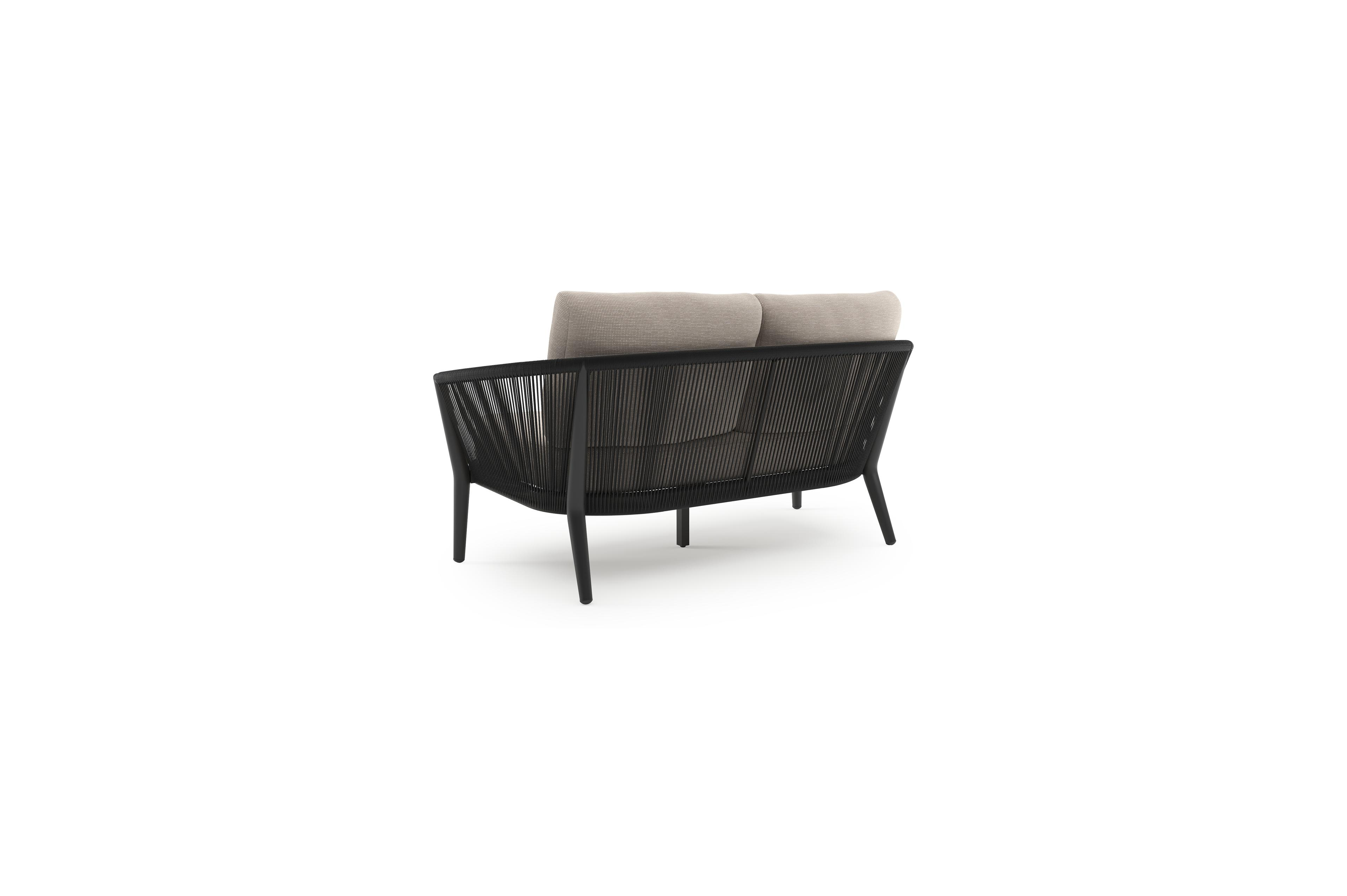 Orso loungebank in zwart aluminium en zwart verticaal geweven ronde rope met Slow Farafra all weather sunbrella® luxe kussen