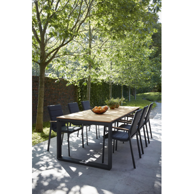 Cirello stapelbare tuinstoel in zwart aluminium en zwart luxe comfort textilene en teak armleuning