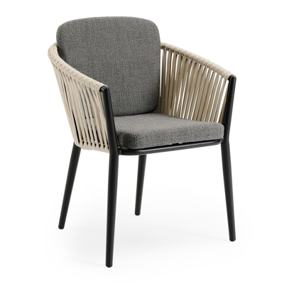 Orso tuinstoel in zwart aluminium en beige verticaal geweven ronde rope met kussen in savane tornado all weather sunbrella® luxe