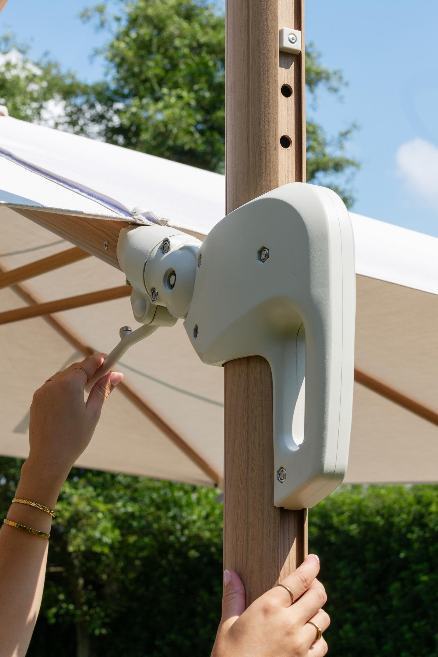 Rufina zweefparasol met tiltfunctie in houtlook met beige all weather sunbrella® premium parasoldoek - L1 300 x L2 300 cm (zonder voet)