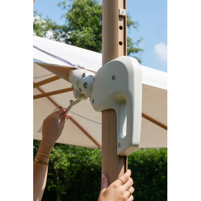 Rufina zweefparasol met tiltfunctie in houtlook met beige all weather sunbrella® premium parasoldoek - L1 300 x L2 400 cm (met voet)