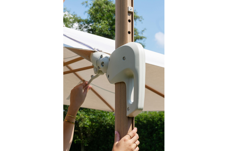 Parasol pendant Rufina avec fonction tilt en aspect de bois avec toile de parasol en all weather sunbrella® premium beige - Lg.1 300 x Lg.2 300 cm (avec pied de parasol)