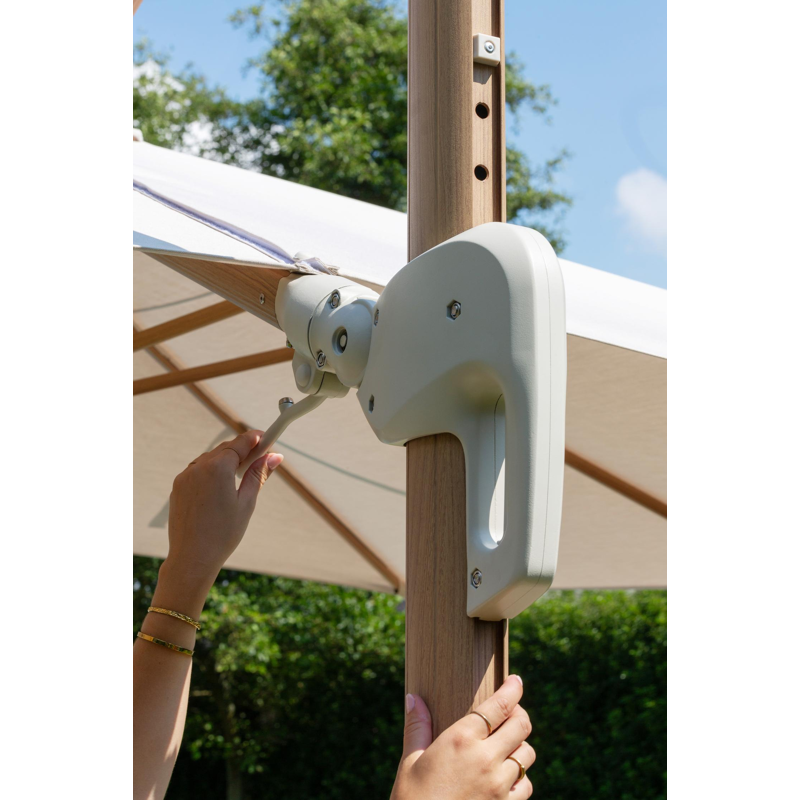 Rufina zweefparasol met tiltfunctie in houtlook met beige all weather sunbrella® premium parasoldoek - L1 300 x L2 400 cm (met voet)