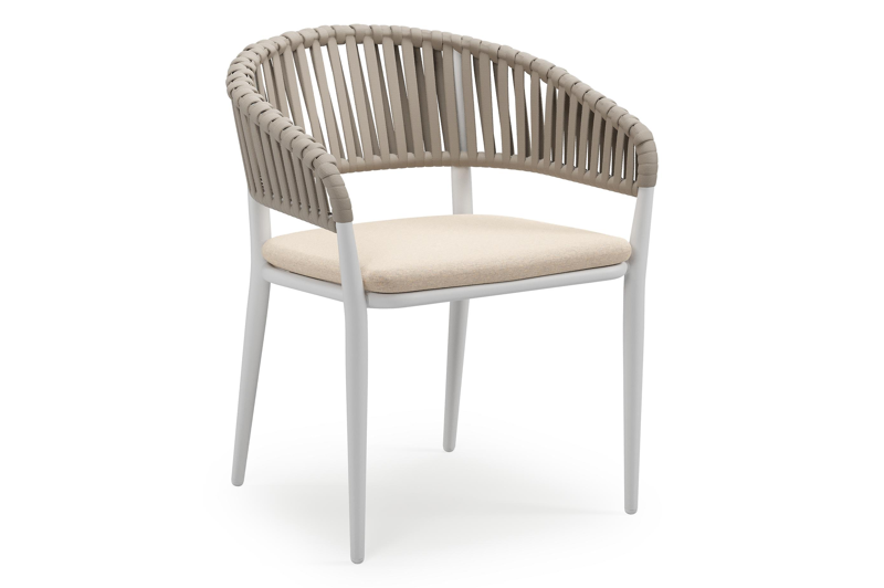 Tolfa stapelbare tuinstoel in wit aluminium en beige verticaal geweven luxe vlakke brede rope met stoelkussen in All Weather Sunbrella® Luxe Heritage Papyrus