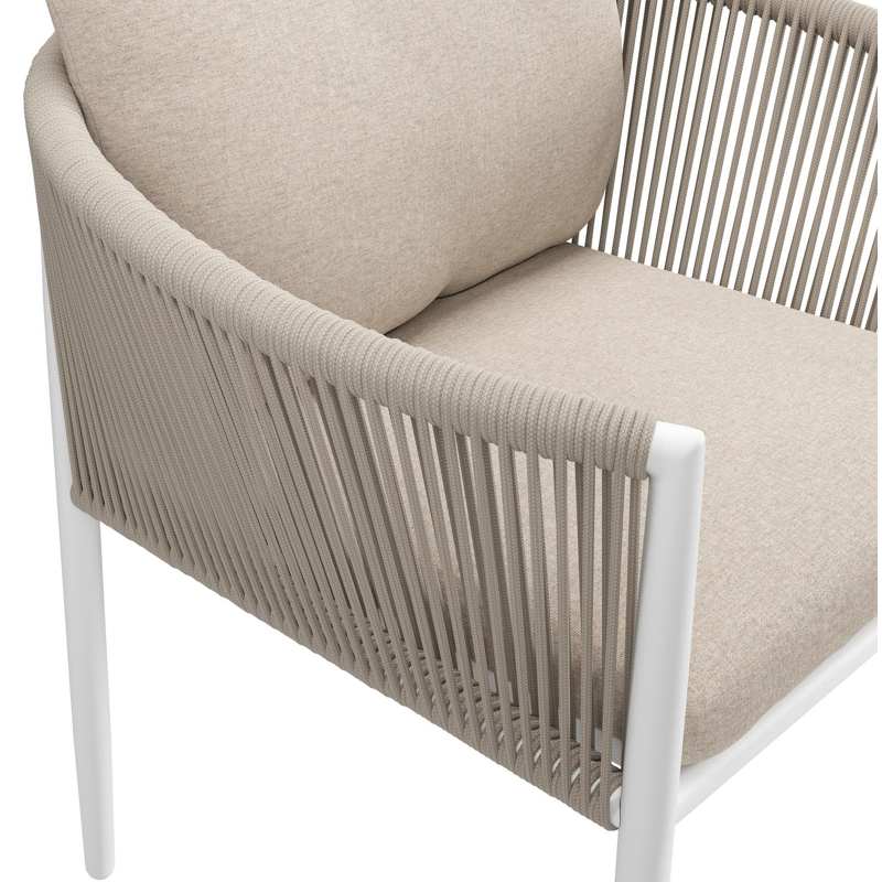 Organo tuinstoel in beige aluminium en beige verticaal geweven ronde rope met stoelkussen in All Weather Sunbrella® Luxe Heritage Ash