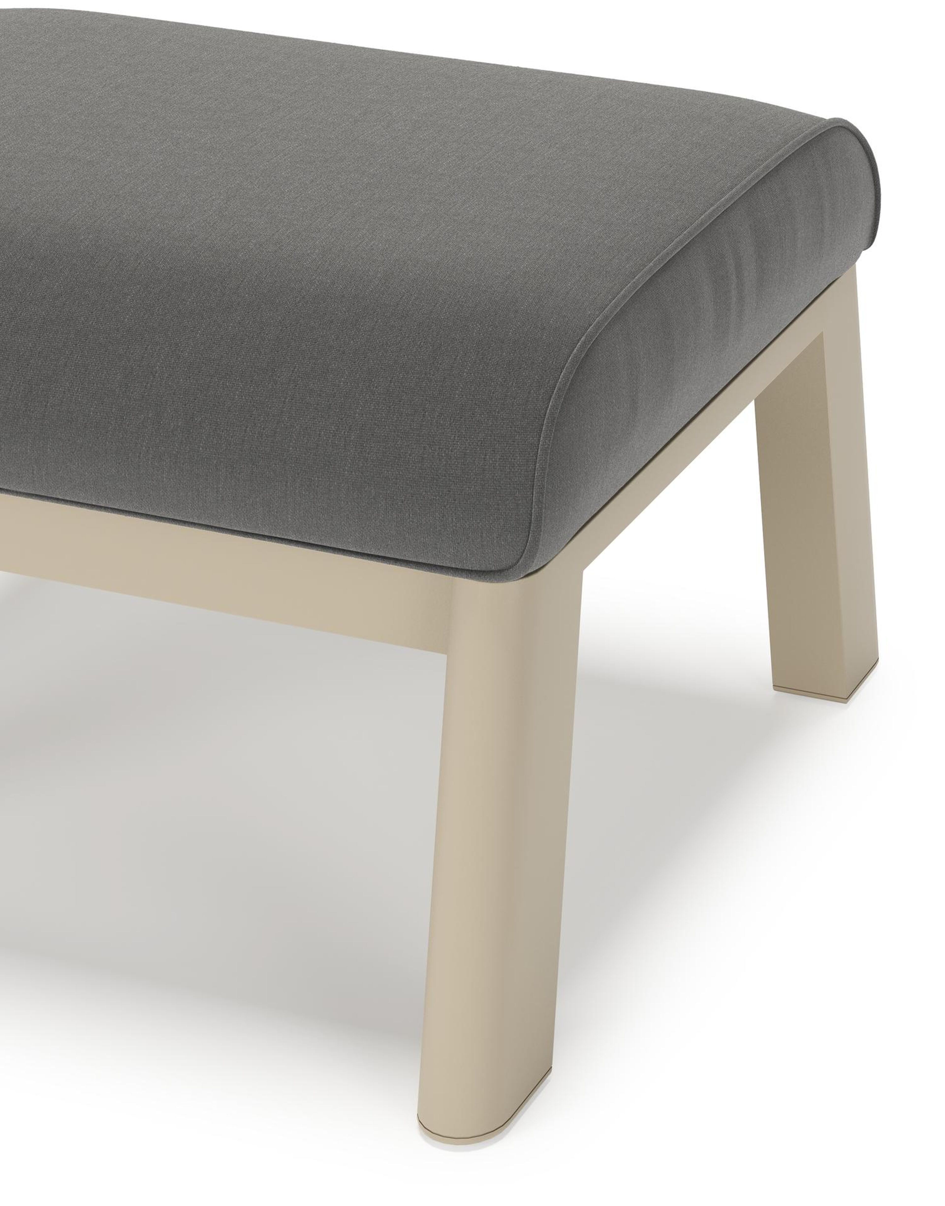Cirello poef in beige aluminium met natte charcoal chine all weather sunbrella® luxe kussen