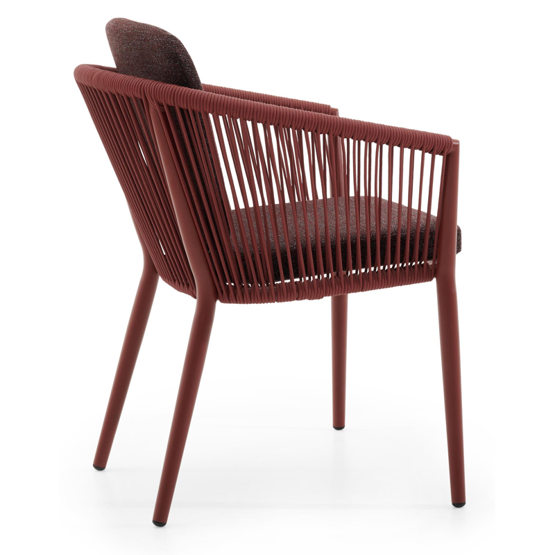 Chaise de jardin empilable Orso en aluminium rouge et corde ronde rouge tissée verticalement avec coussin en All Weather Sunbrella® Luxe Tundra Red
