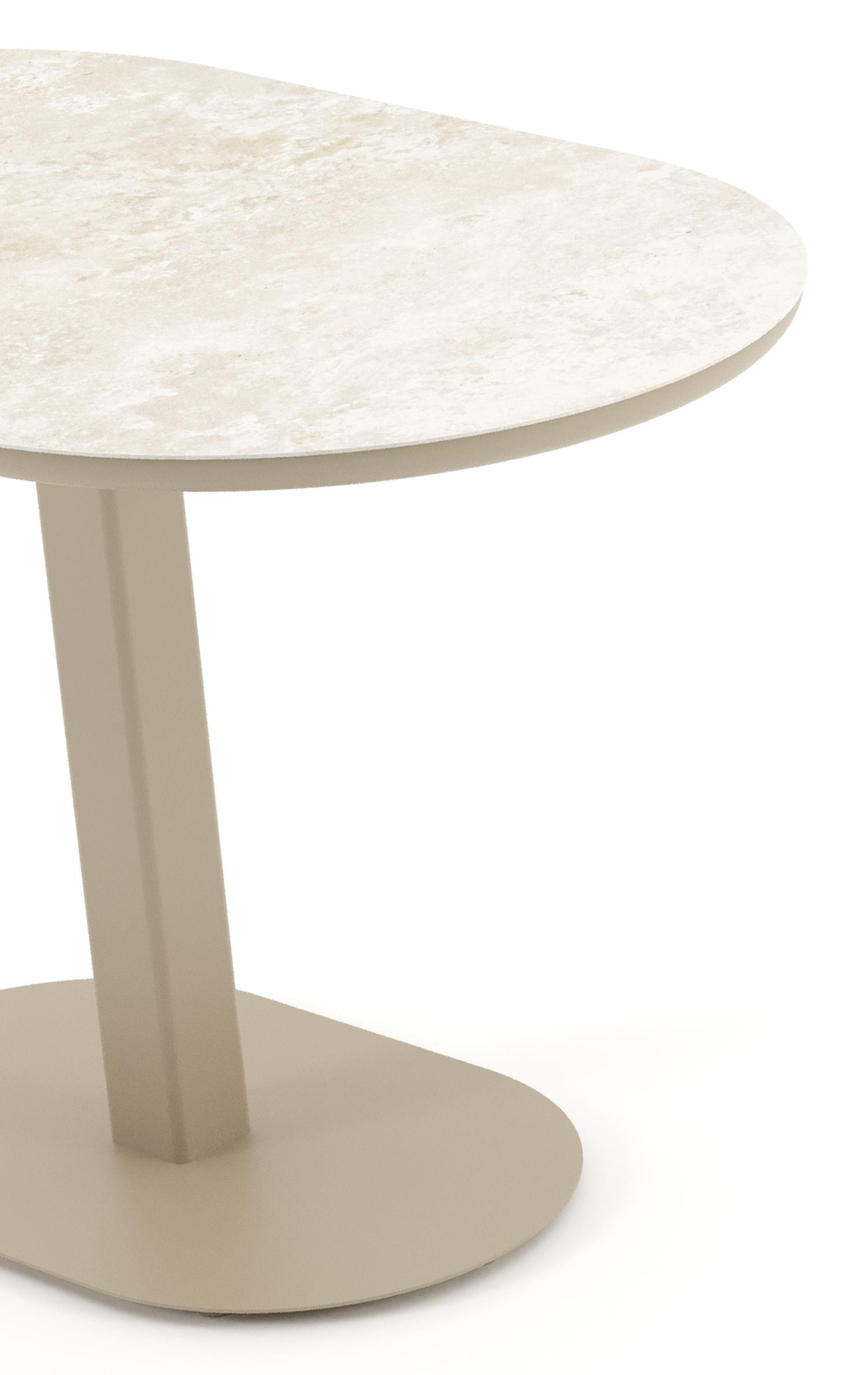 Table de jardin Teramo inclinable bombo en aluminium beige et céramique pleine Rapolano - Lg. 110 x Lrg. 70 x Haut. 74 cm