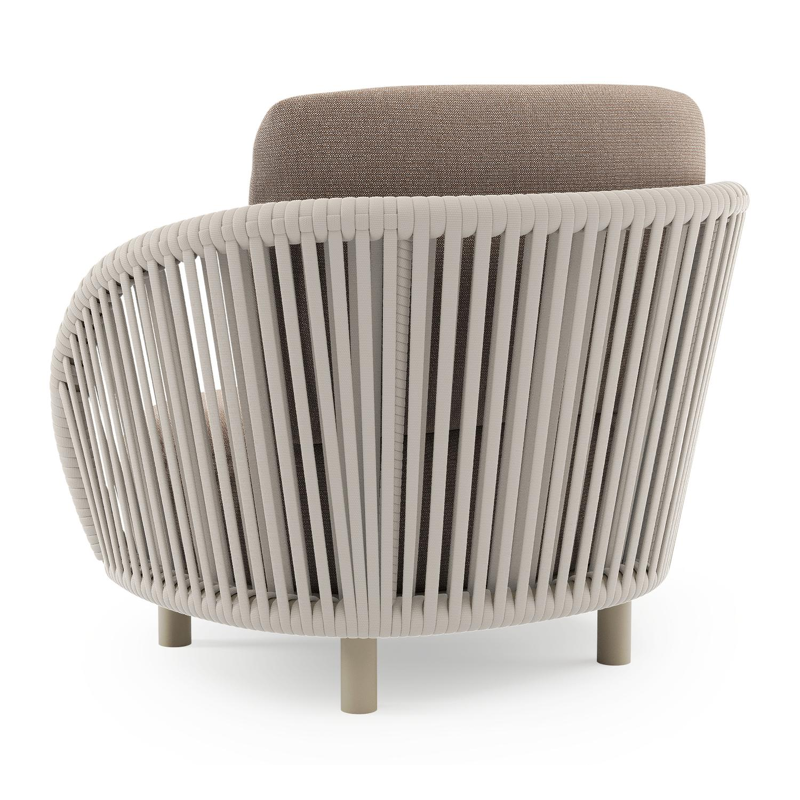 Lupino loungestoel in beige aluminium en beige verticaal geweven luxe vlakke brede rope met savane earth all weather sunbrella® luxe kussen