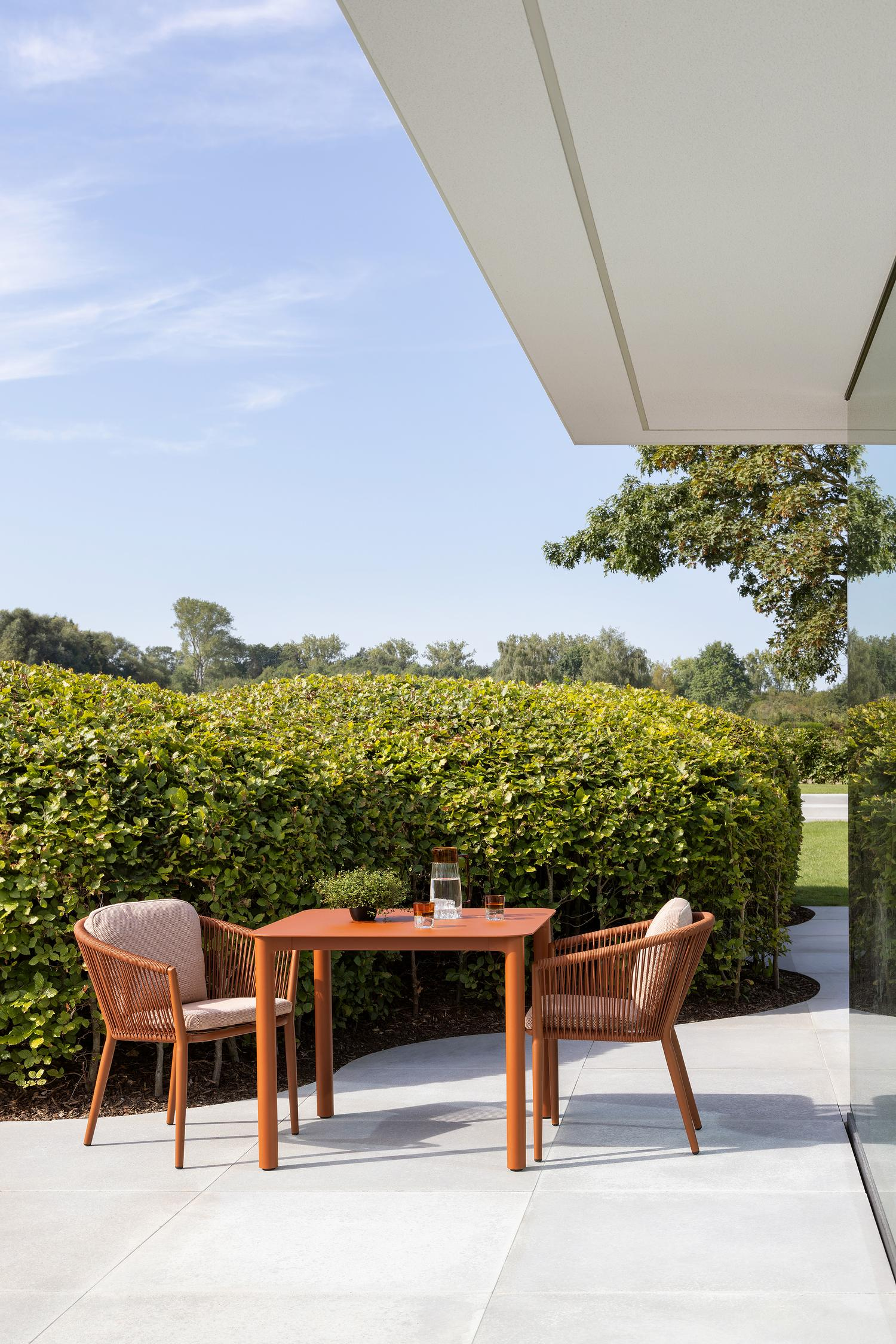 Table de jardin Orso carré arrondi en aluminium brun rouille - Lg. 90 x Lrg. 90 x Haut. 75 cm