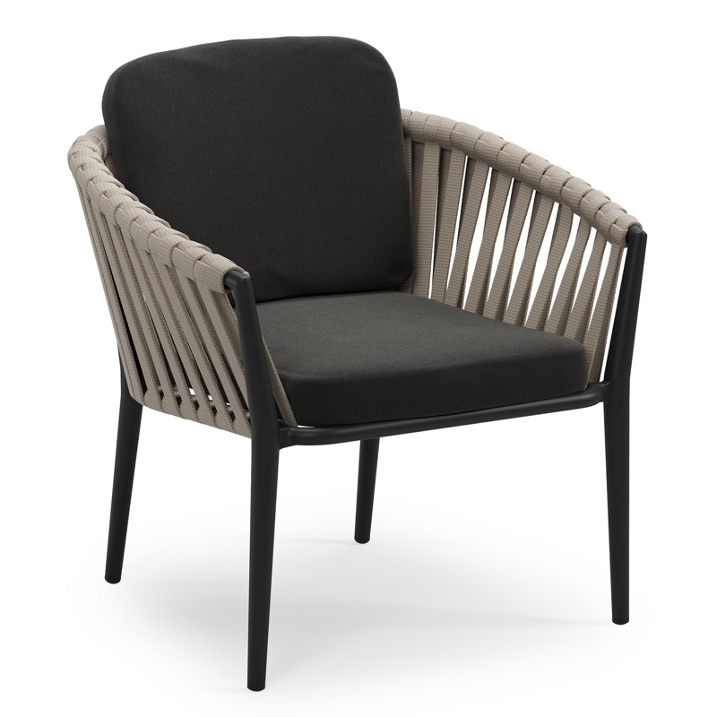 Orso low dining tuinstoel in zwart aluminium en beige verticaal geweven luxe vlakke brede rope met stoelkussen in All Weather Sunbrella® Luxe Natte Sooty