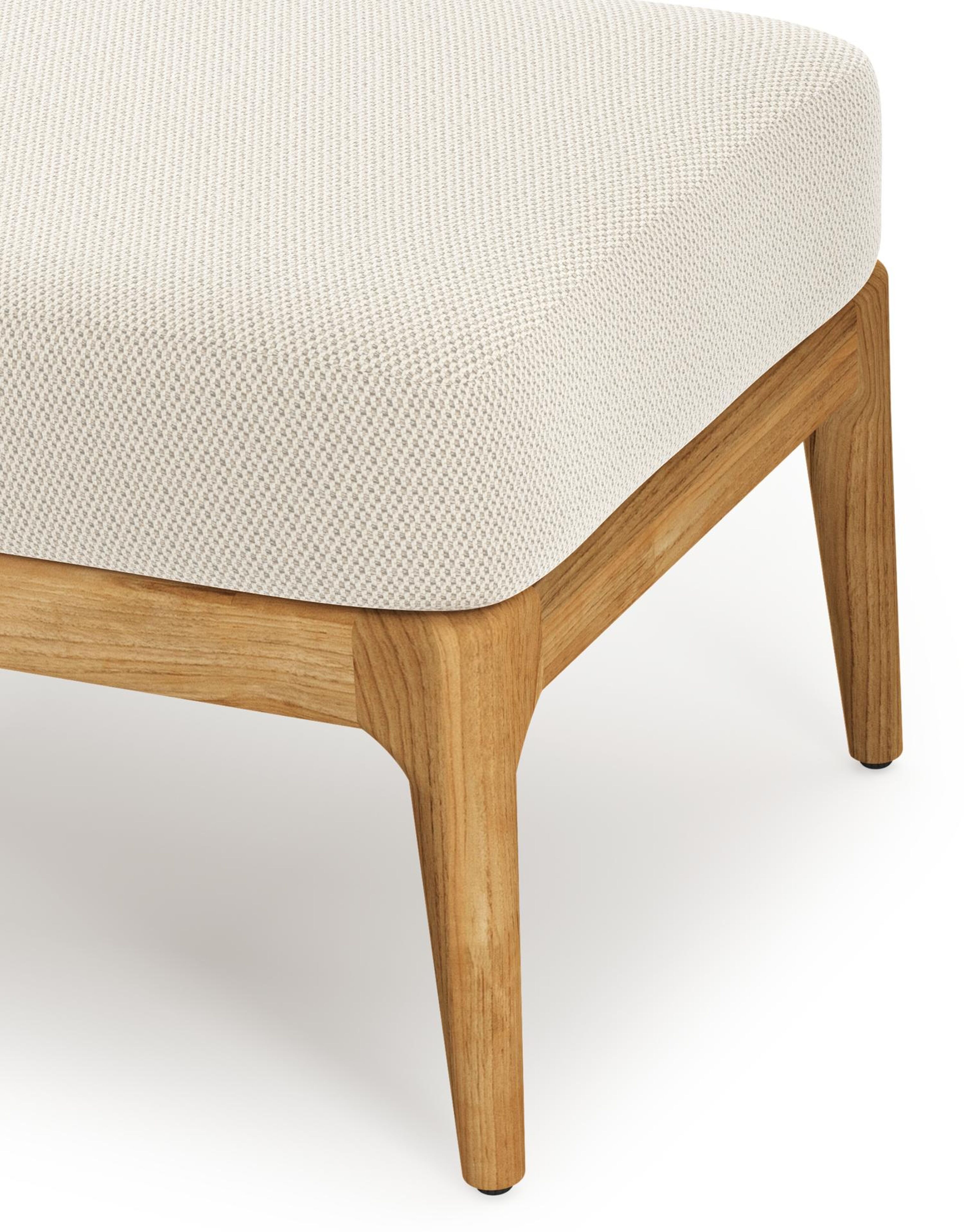 Orso poef in teak textilene met lopi marble all weather sunbrella® luxe kussen